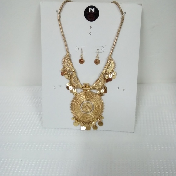 Deja Vous Jewelry - NWT Circle Statement Necklace Deja Vous Jewelry - NWT Circle Statement Necklace